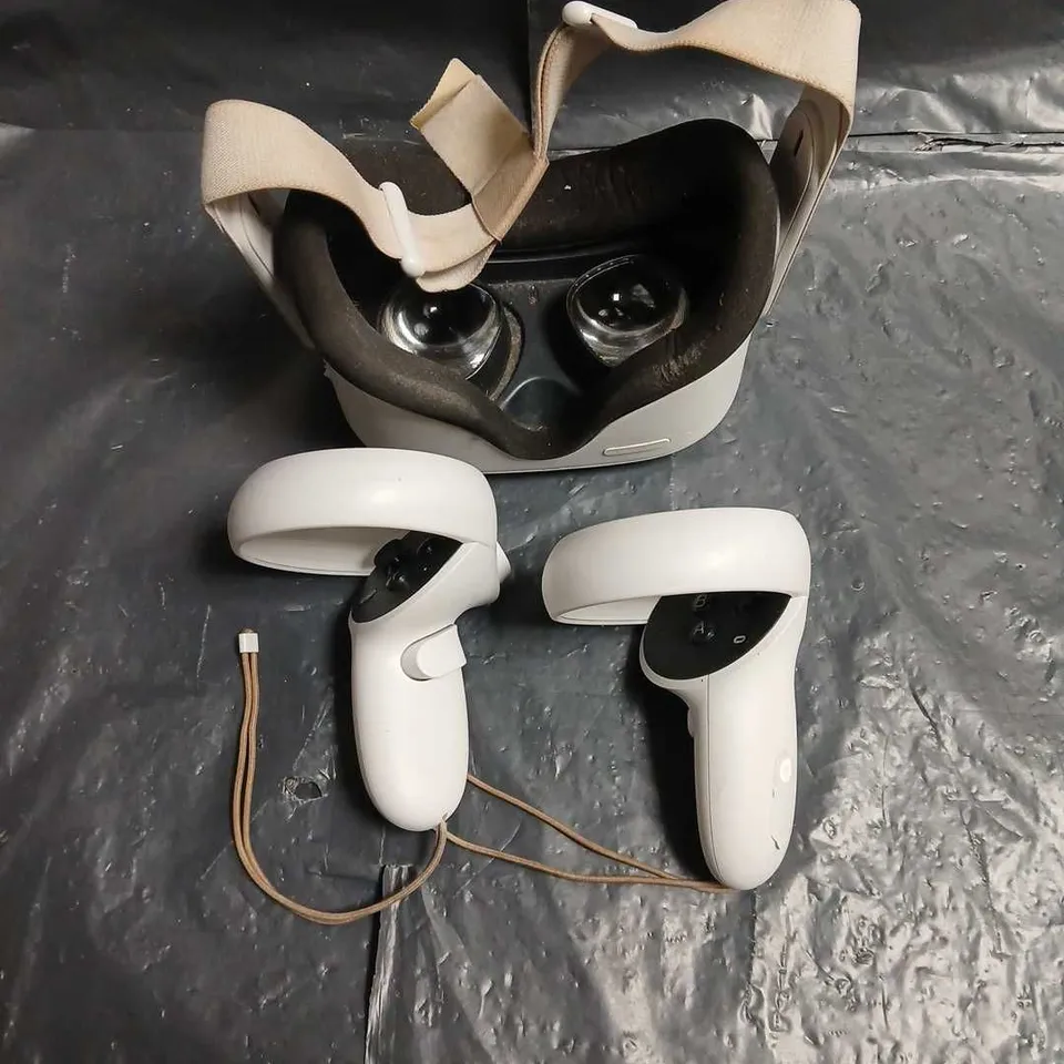 META QUEST VIRTUAL REALITY HEADSET WITH TWO MOTION CONTROLLERS