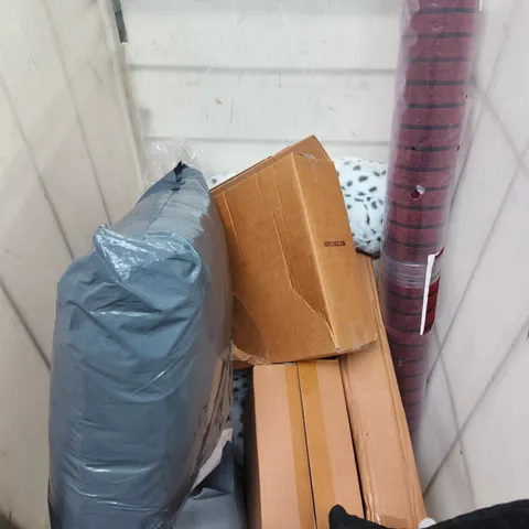 APPROXIMATELY 10 ASSORTED HOUSEHOLD PRODUCTS TO INCLUDE SNUGGLE CUSHION, NON SLIP RUG, FLOORING PANELS ETC - COLLECTION ONLY 