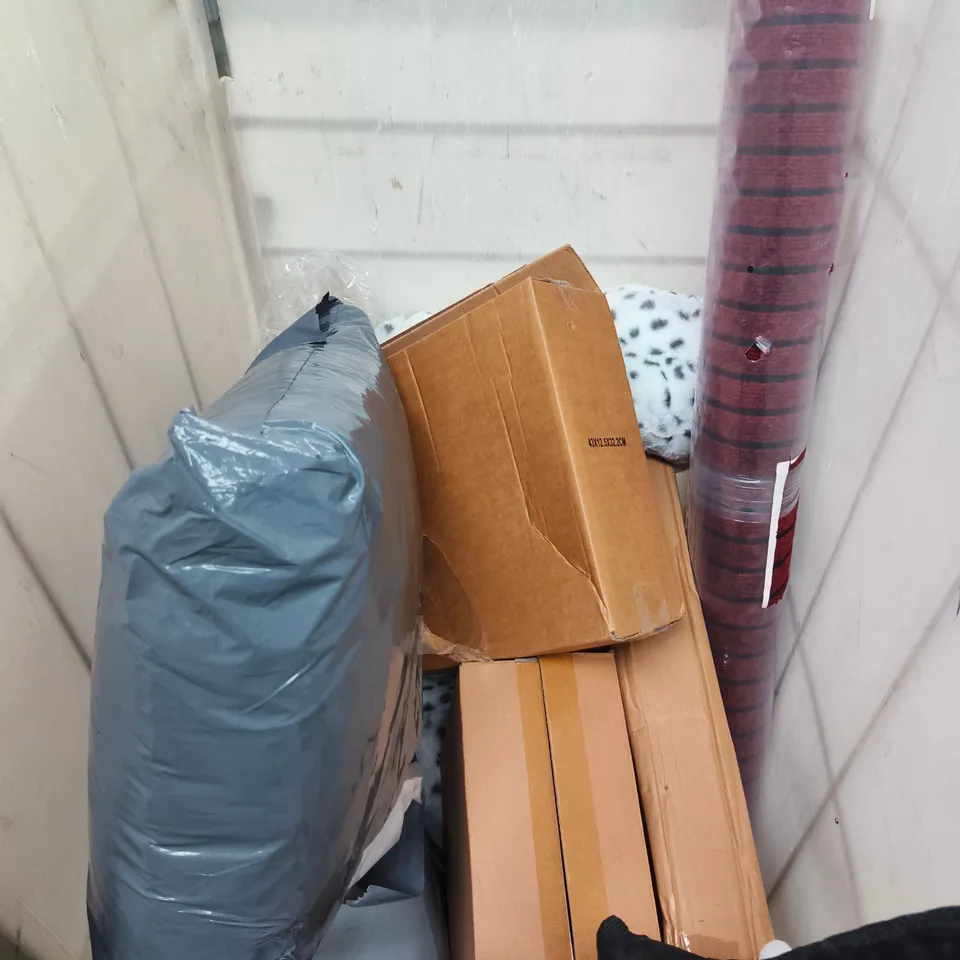 APPROXIMATELY 10 ASSORTED HOUSEHOLD PRODUCTS TO INCLUDE SNUGGLE CUSHION, NON SLIP RUG, FLOORING PANELS ETC - COLLECTION ONLY 