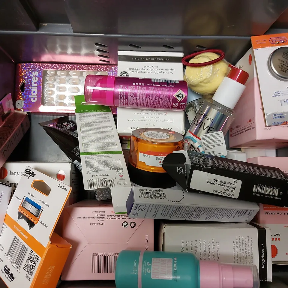 BOX OF APPROX 15 COSMETIC ITEMS TO INCLUDE PEARS SOAP, FACE MASKS, BIELENDA FACE CREAM
