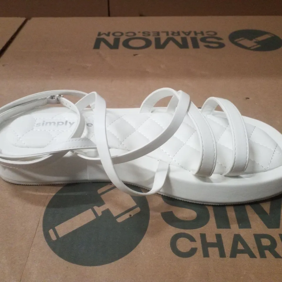 BOX CONTAINING APPROXIMATELY 6 PAIRS OF SIMPLY BE WHITE PHOEBE EX WIDE SANDALS - SIZE 7