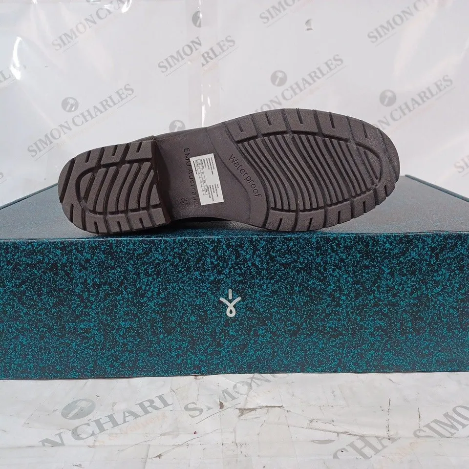 BOXED PAIR OF EMU AUSTRALIA EXPLORER YANCOAL WATERPROOF LEATHER & SUEDE MID-CALF BOOTS IN ESPRESSO BROWN, UK SIZE 6