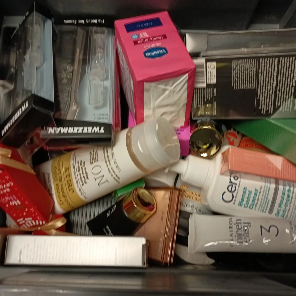 APPROXIMATELY 20 ASSORTED COSMETICS ITEMS TO INCLUDE BENEFIT MASCARA DUO, CERAVE BLEMISH CONTROL CLEANSER, TWEEZERMAN BROW RAZOR, ETC