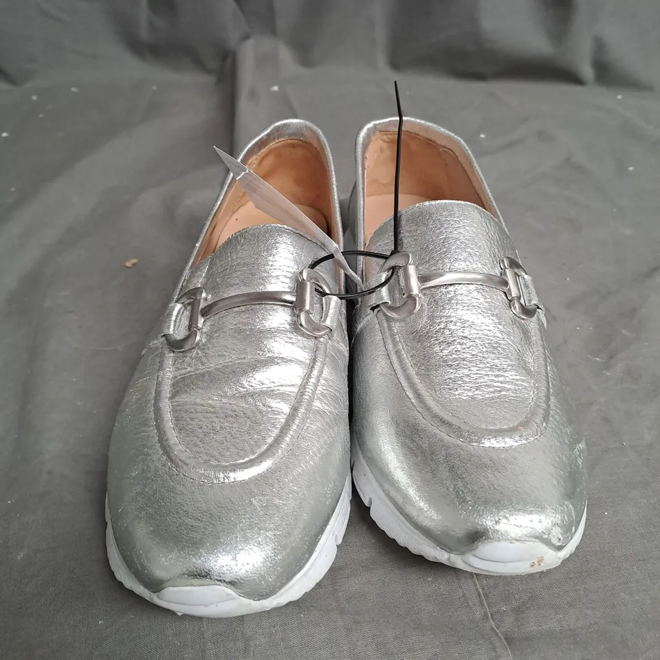 MODA IN PELLE FRANCIE LOAFER SIZE 5