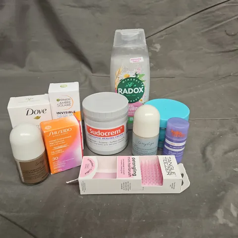 APPROXIMATEY 20 HEALTH AND BEAUTY PRODUCTS TO INCLUDE - SOLTAN AFTERSUN BODY BUTTER - TANGLE TEEZER MINI HAIRBRUSH - SUDOCREM - ETC
