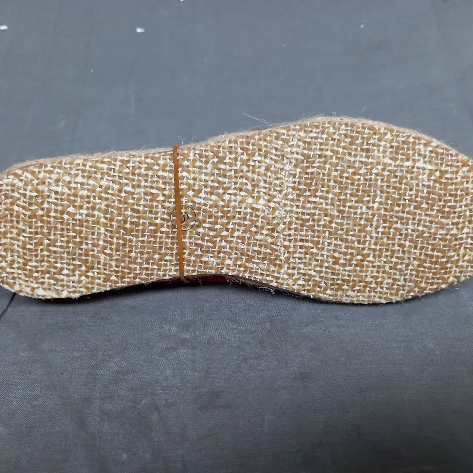 BOX OF APPROXIMATELY 12 DESIGNER FLAT SLIP ON SHOES IN RED IN VARIOUS SIZES 