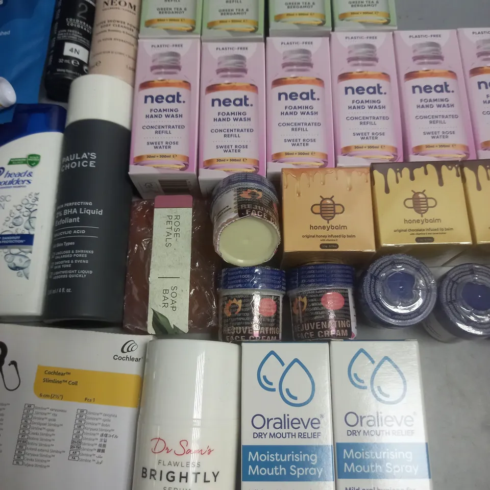 LOT OF APPROXIMATELY 40 ASSORTED HEALTH AND BEAUTY ITEMS TO INCLUDE NEAT FOAMING HANDWASH, ORALIEVE DRY MOUTH RELIEF AND NON CO0NTACT THERMOMETER