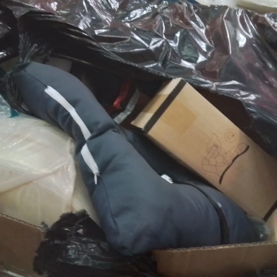 PALLET CONTAINING A LARGE QUANTITY OF PILLOWS 