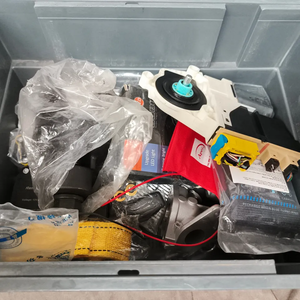 APPROXIMATELY 12 ASSORTED VEHICLE PARTS & ACCESORIES 