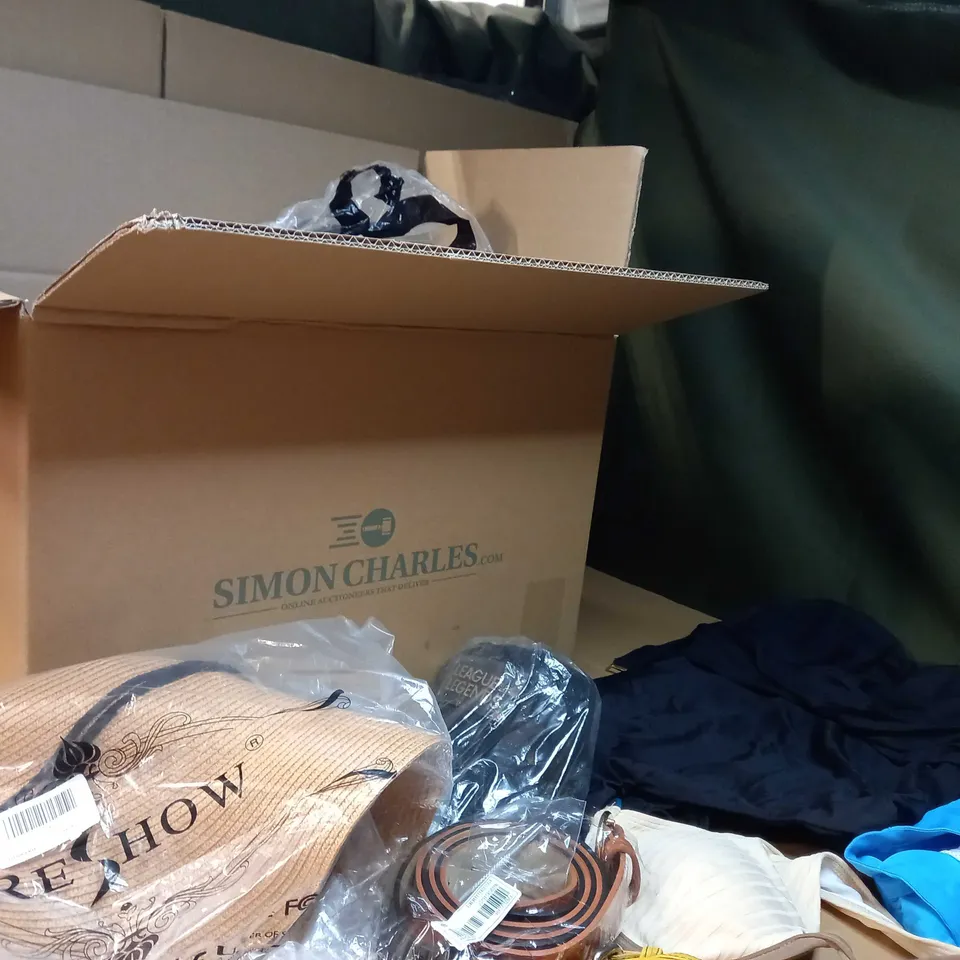 LOT OF APPROX. 15 ASSORTED CLOTHING ACCESSORIES IN VARYING SIZES/COLOURS/STYLES TO INCLUDE: HATS, SWIMWEAR, BAGS