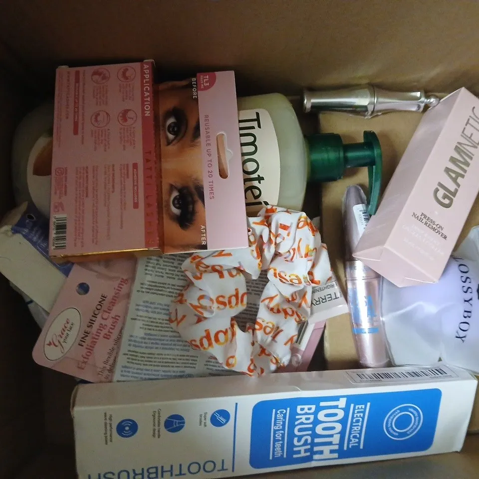 APPROX 12 ASSORTED BEAUTY PRODUCTS TO INCLUDE SANCTUARY SPA BODY WASH, NEOM HAND LOTION, PLOUISE PRIMING STICK, ETC