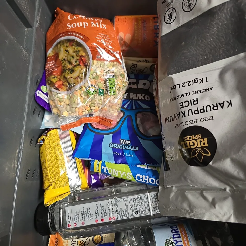 APPROXIMATELY 10 ASSORTED FOOD/DRINK PRODUCTS TO INCLUDE COUNTRY SOUP MIX, TONY'S CHOCOLATE, HOT CHOCOLATE ETC 