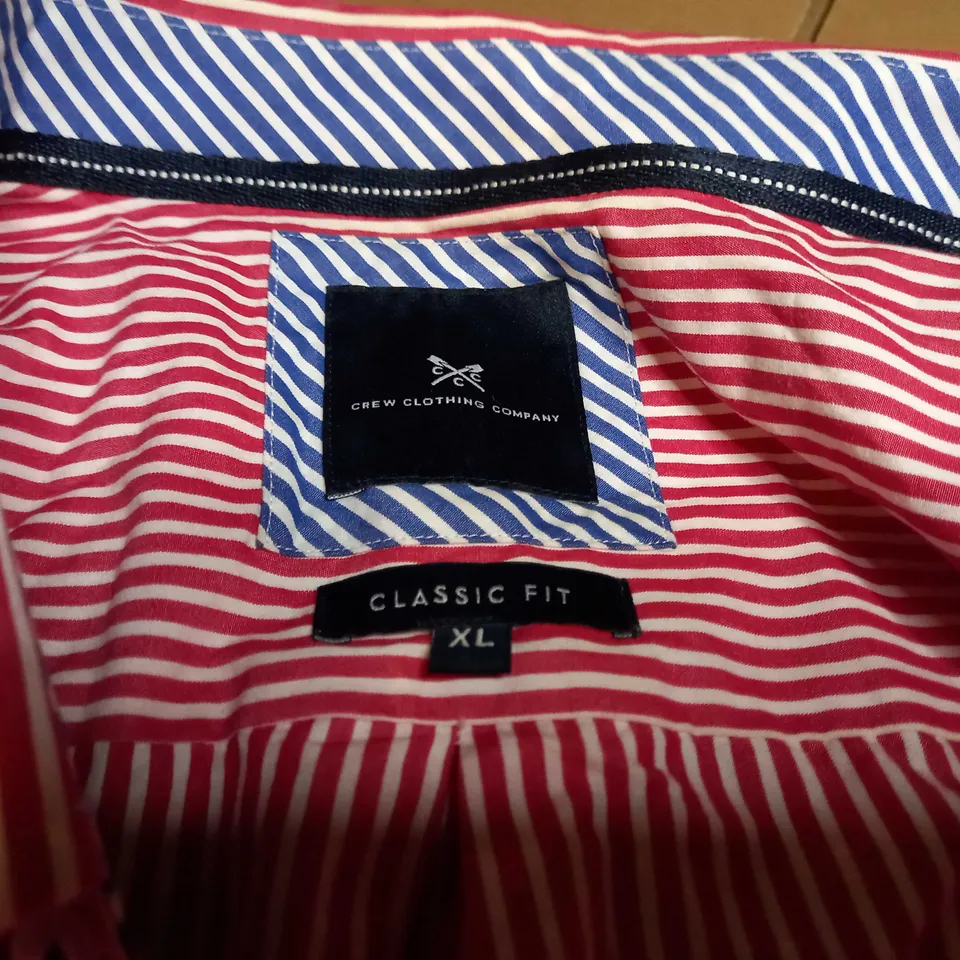 CREW CLOTHING COMPANY RED/NAVY DETAILED CANDY STRIPE MENS SHIRT - XL