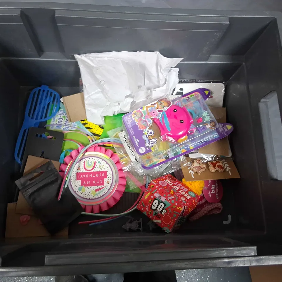 TOTE OF ASSORTED TOYS AND ACCESSORIES TO INCLUDE; NAME THE EMOJI, MAGNET COLOR AND COUNTING MAZE AND POLLY POCKET