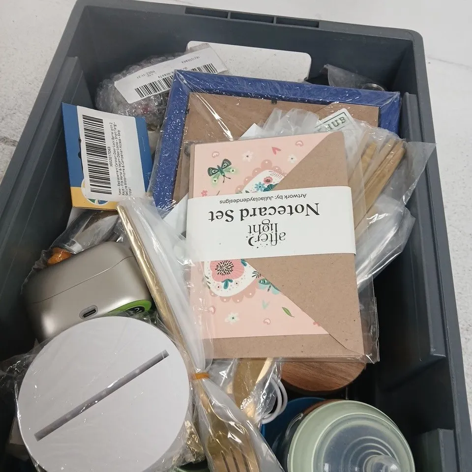 BOX OF APPROXIMATELY 20 MIXED ITEMS INCLUDING FRAME, GLASS JAR ETC. 
