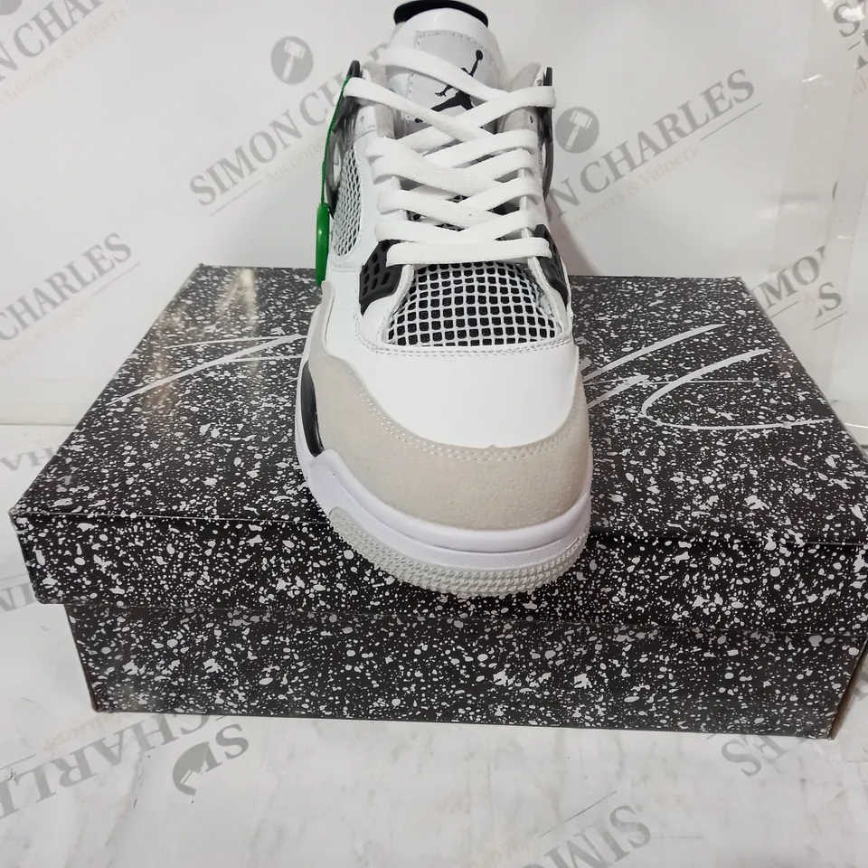BOXED PAIR OF NIKE AIR JORDAN 4 RETRO SHOES IN WHITE/BLACK UK SIZE 8.5