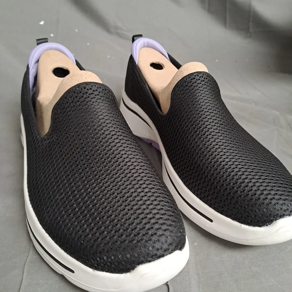 SKETCHERS GO WALK ARCH FIT IN BLACK - SIZE 5