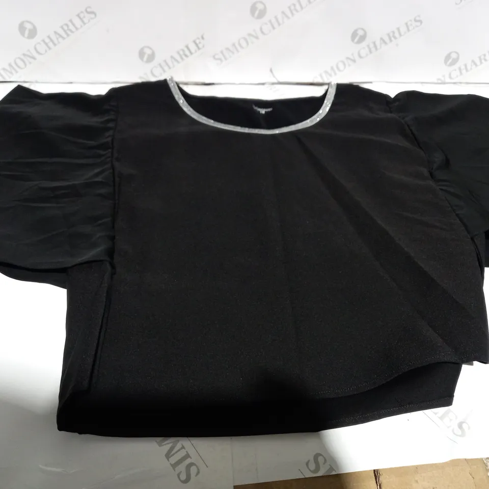 BOX OF 10 CLOTHING ITEMS TO INCLUDE TOPS, PANTS, JACKETS ETC