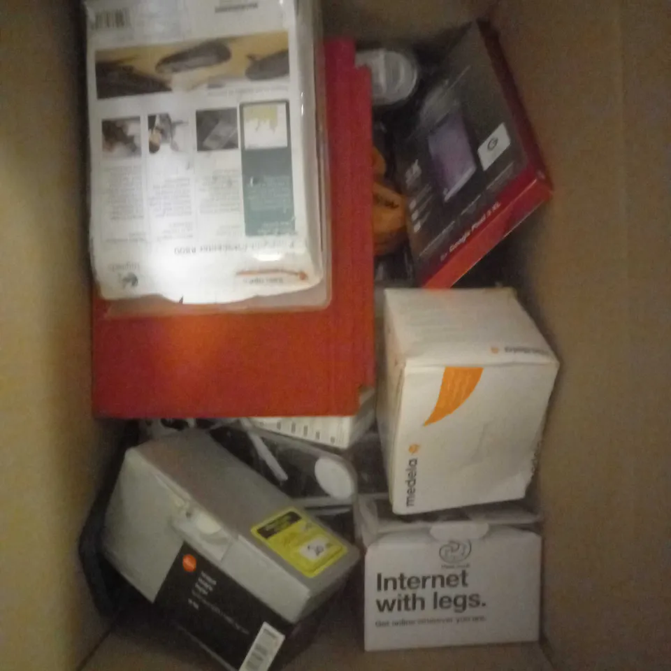 APPROXIMATELY 15 ELECTRICAL AND HOUSEHOLD ITEMS TO INCLUDE PHONE AND TABLET COVERS, POWER ADAPTOR AND EARPHONES