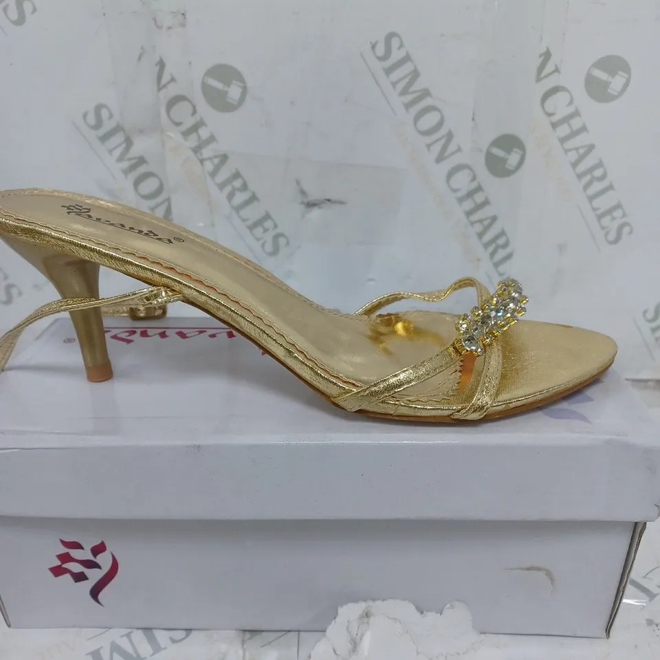 BOX OF APPROXIMATELY 12 PAIRS OF SHOES TO INCLUDE LOW BLACK SHOES, GEM HEELS, LOW GOLD HEELS ETC