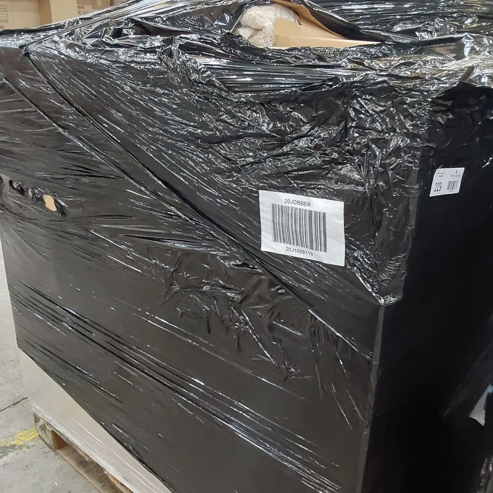 PALLET OF APPROXIMATELY 144 ITEMS OF ASSORTED BRAND NEW CLOTHING AND ACCESSORIES.