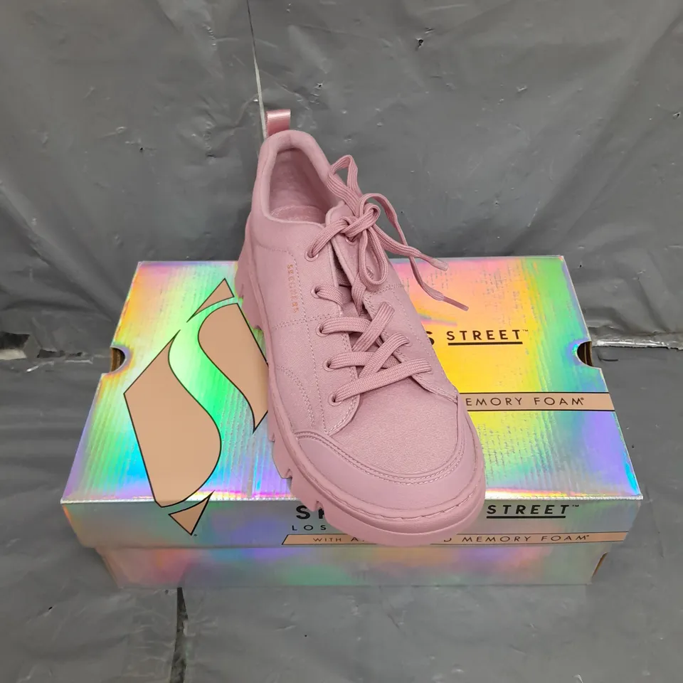 BOXED PAIR OF SKECHERS STREET MEMORY FOAM TRAINERS IN MAUVE SIZE 6