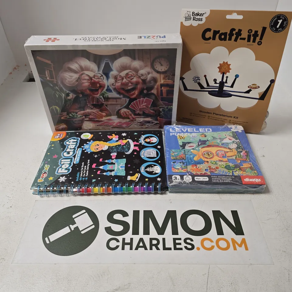 APPROXIMATELY 25 ASSORTED TOYS, GAMES, GIFTS AND NOVELTIES TO INCLUDE CRAFT-IT WOODEN PLANETARIUM KIT, SEALED PUZZLE, FOIL CRAFT HELLO WINTER, ETC - COLLECTION ONLY
