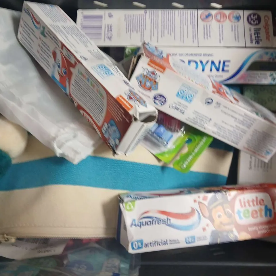 APPROXIMATELY 10 ASSORTED COSMETIC ITEMS TO INCLUDE SENSODYNE NECK BEAUTY INSTRUMENT, ETC - COLLECTION ONLY