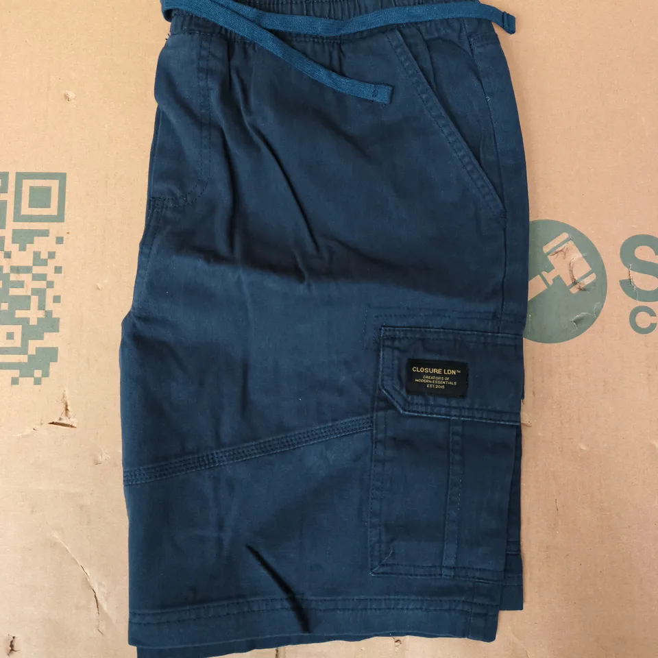 CLOSURE UTILITY CARGO SHORTS IN NAVY SIZE LARGE