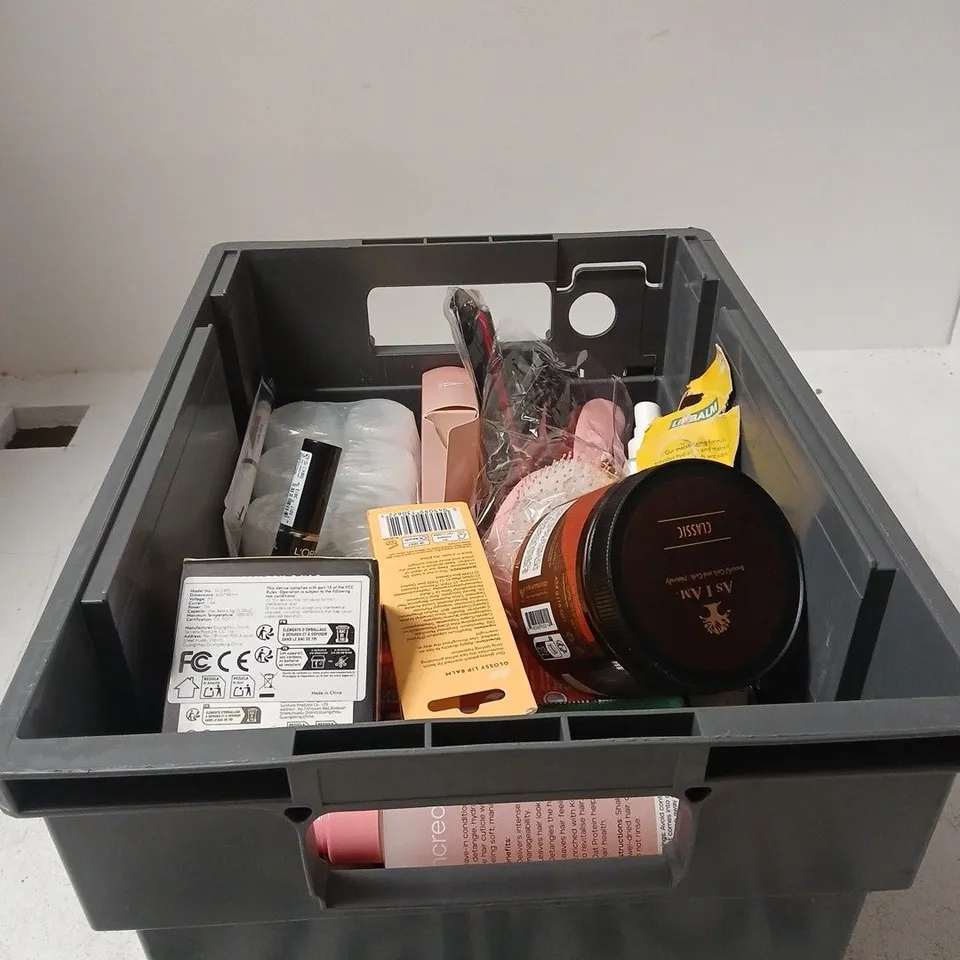 TOTE OF APPROXIMATELY 20 ASSORTED COSMETIC ITEMS TO INCLUDE L'OREAL, MOLTON BROWN, AS I AM COCONUT, INCREDILOX CONDITIONER ETC