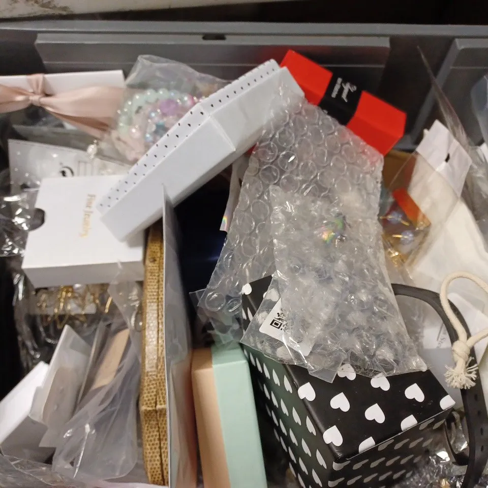 BOX OF APPROX 25 ASSORTED ITEMS TO INCLUDE - SMART BRACELET HEALTH WATCH - LOVELOX NECKLESS - WATCH STRAPS ECT