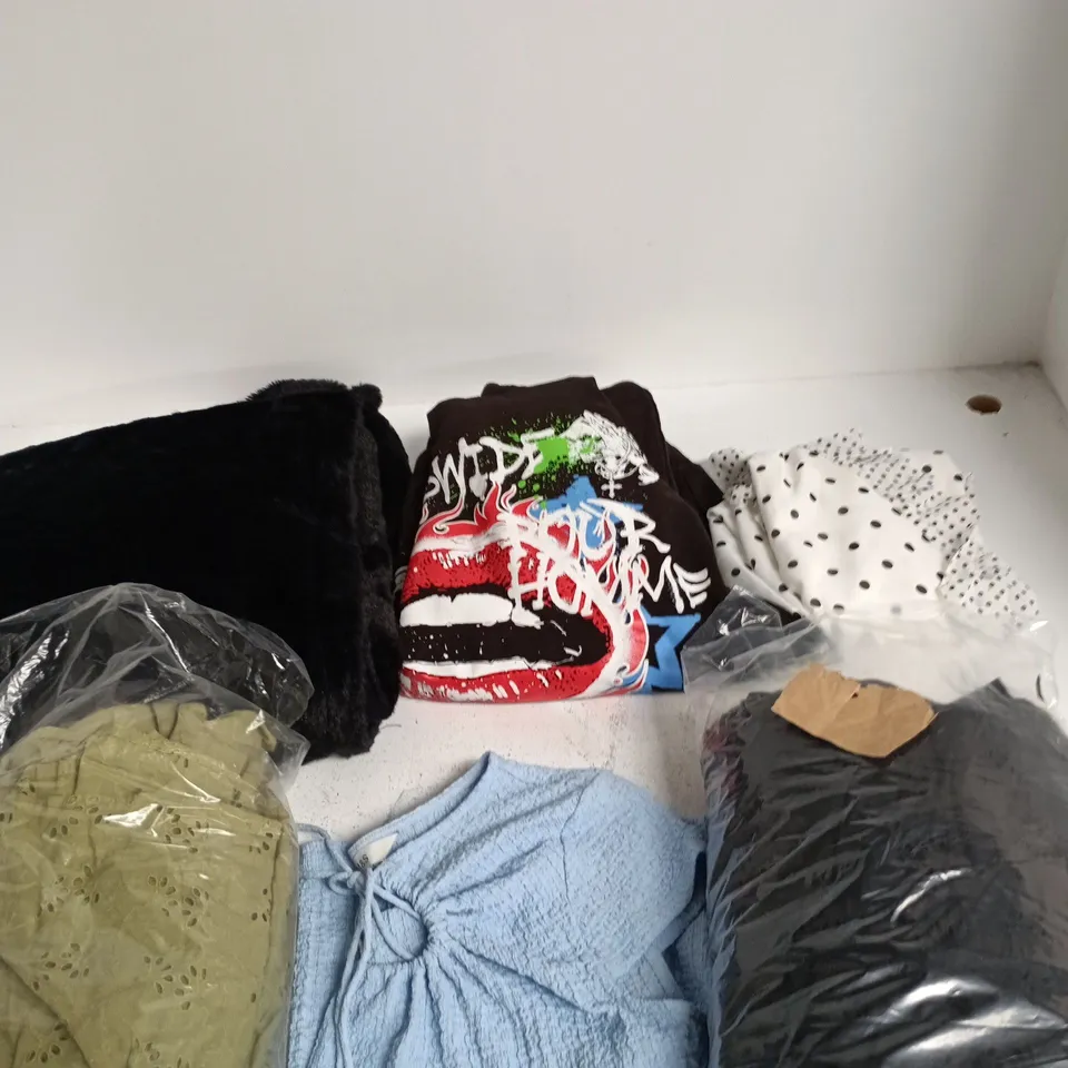 BOX OF APPROXIMATELY 10 ASSORTED CLOTHING ITEMS IN VARIOUS COLOURS, SIZES AND STYLES