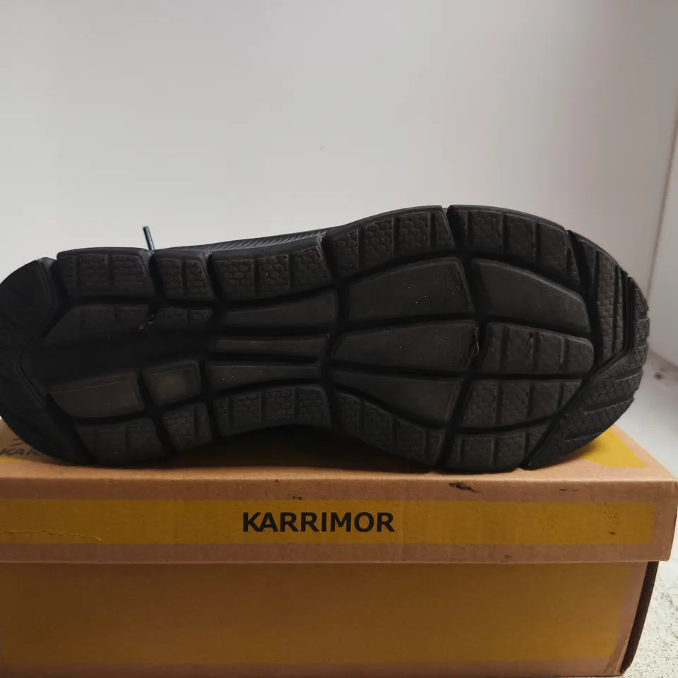 BOXED PAIR OF KARRIMOR DUMA 6 SN10 RUNNING SHOES – BLACK, UK 8 