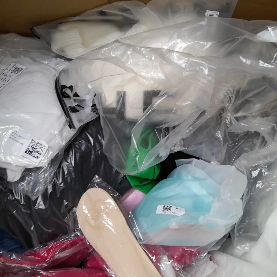BOX OF APPROXIMATELY 15 ASSORTED CLOTHING ITEMS TO INCLUDE - JEANS , JUMPER , SHORTS ETC