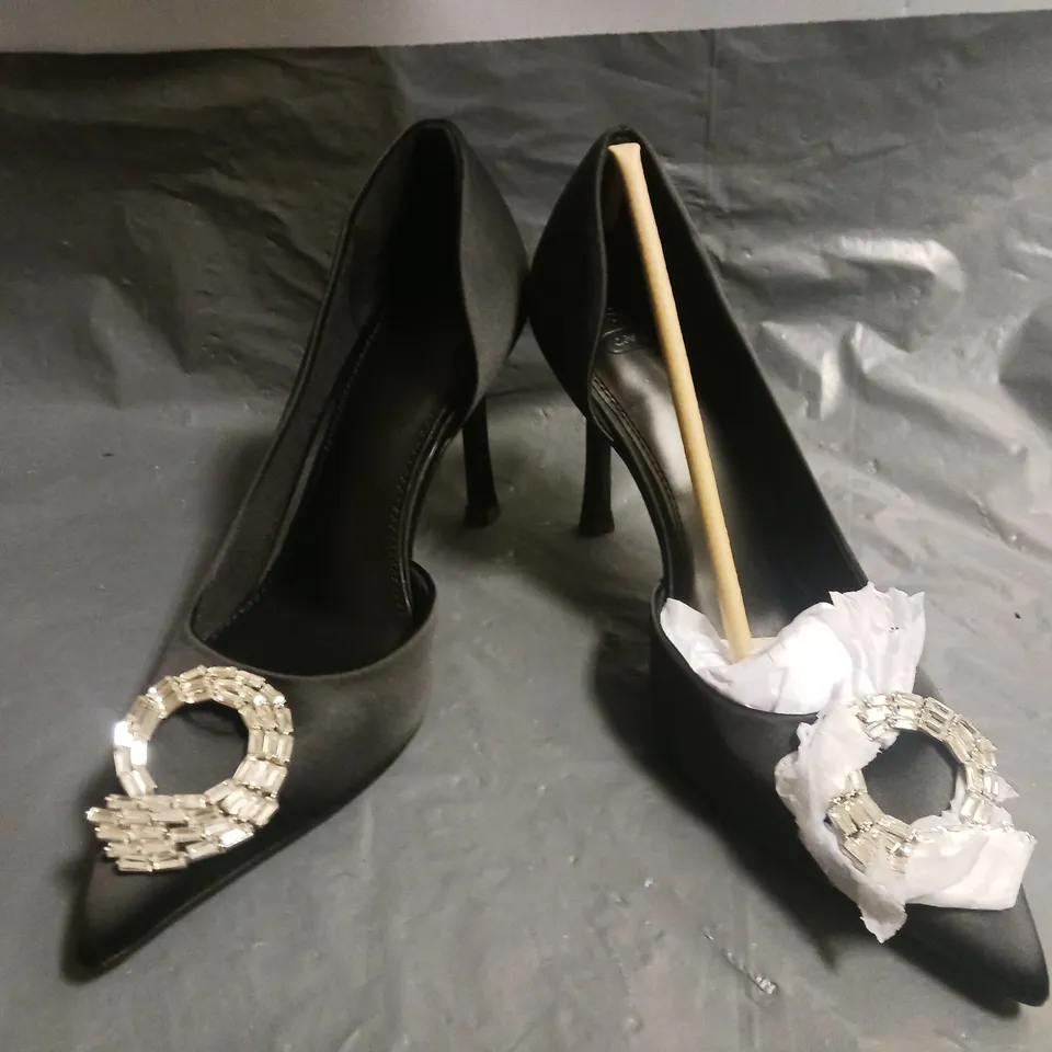 BOXED PAIR OF ASOS DESIGN POINTED TOE HEELED SHOES IN BLACK W. JEWEL EFFECT DETAIL SIZE 6