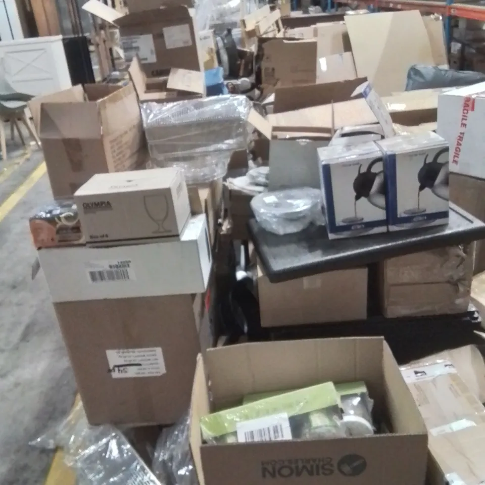 PALLET CONTAINING A VERY LARGE QUANTITY OF ASSORTED CATERING PRODUCTS INCLUDING: VACUUM DECANTERS, TOMATOES WEDGER, CHEF'S CLOTHES, GLASSES, TEA ECT