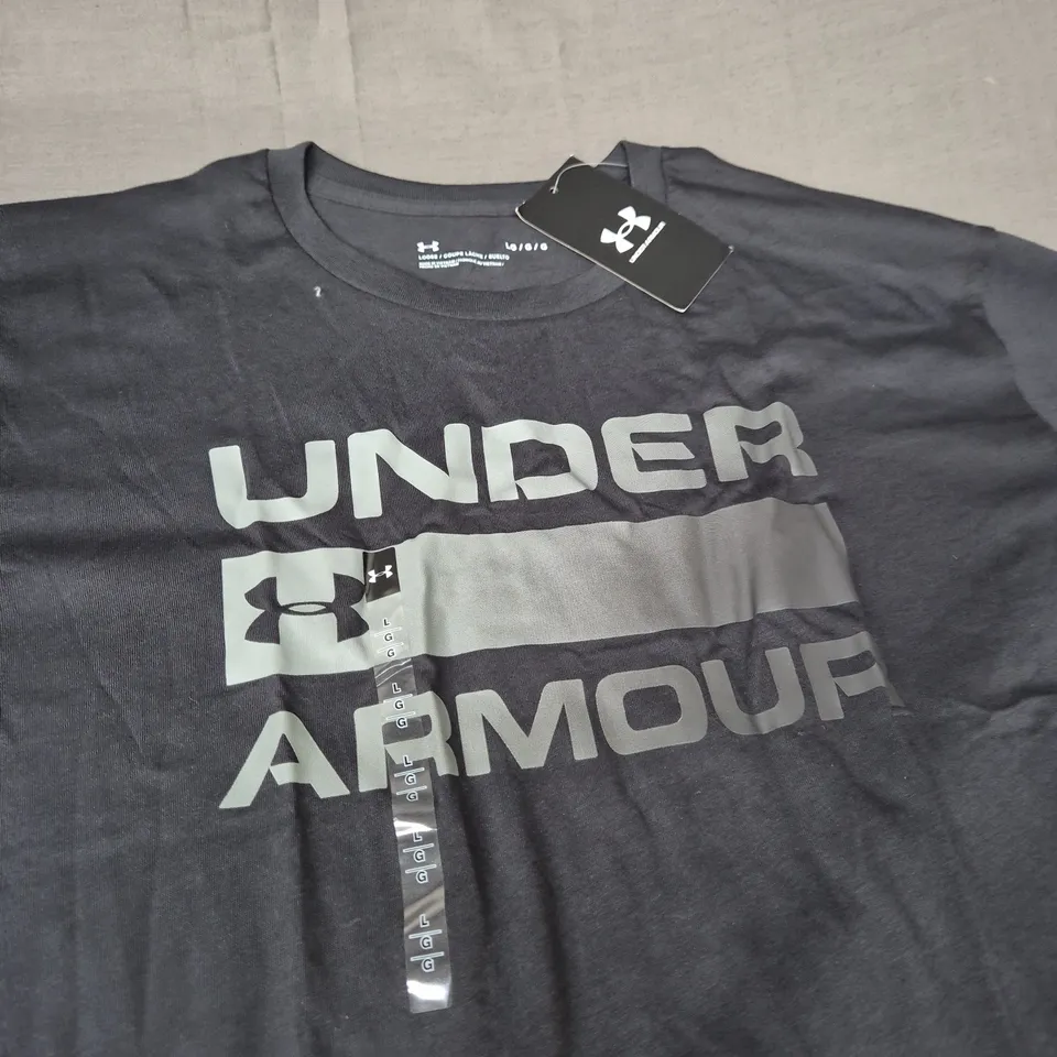 UNDER ARMOUR GRAPHIC TEE - SIZE L 