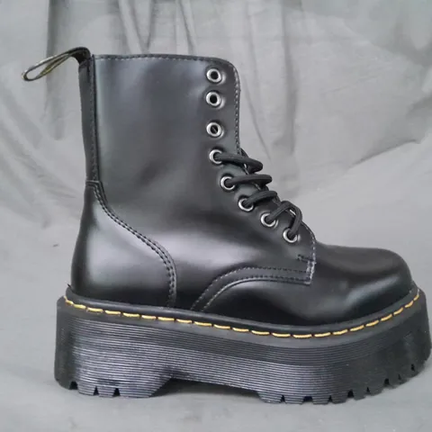 BOXED PAIR OF DR MARTENS 1462 ANKLE BOOTS IN BLACK UK SIZE 4