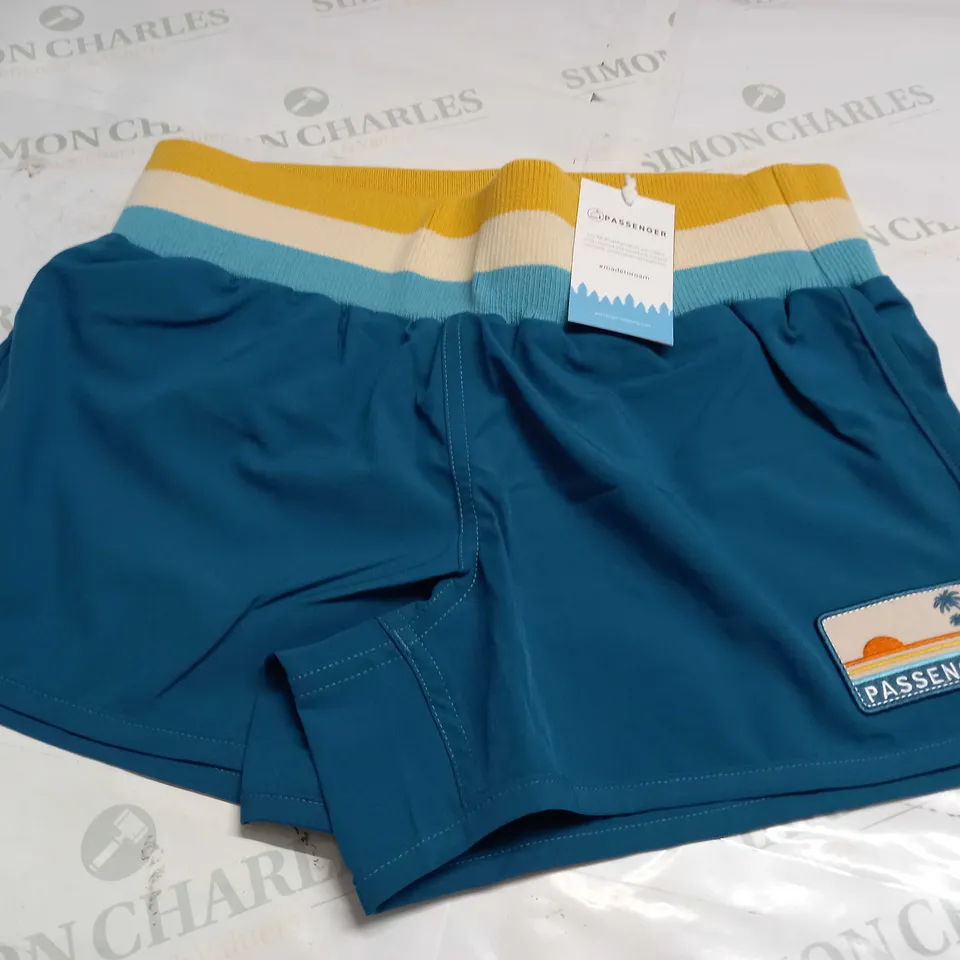 PASSENGER EXPLORE HYBRID SHORTS IN BLUE CORAL - SMALL