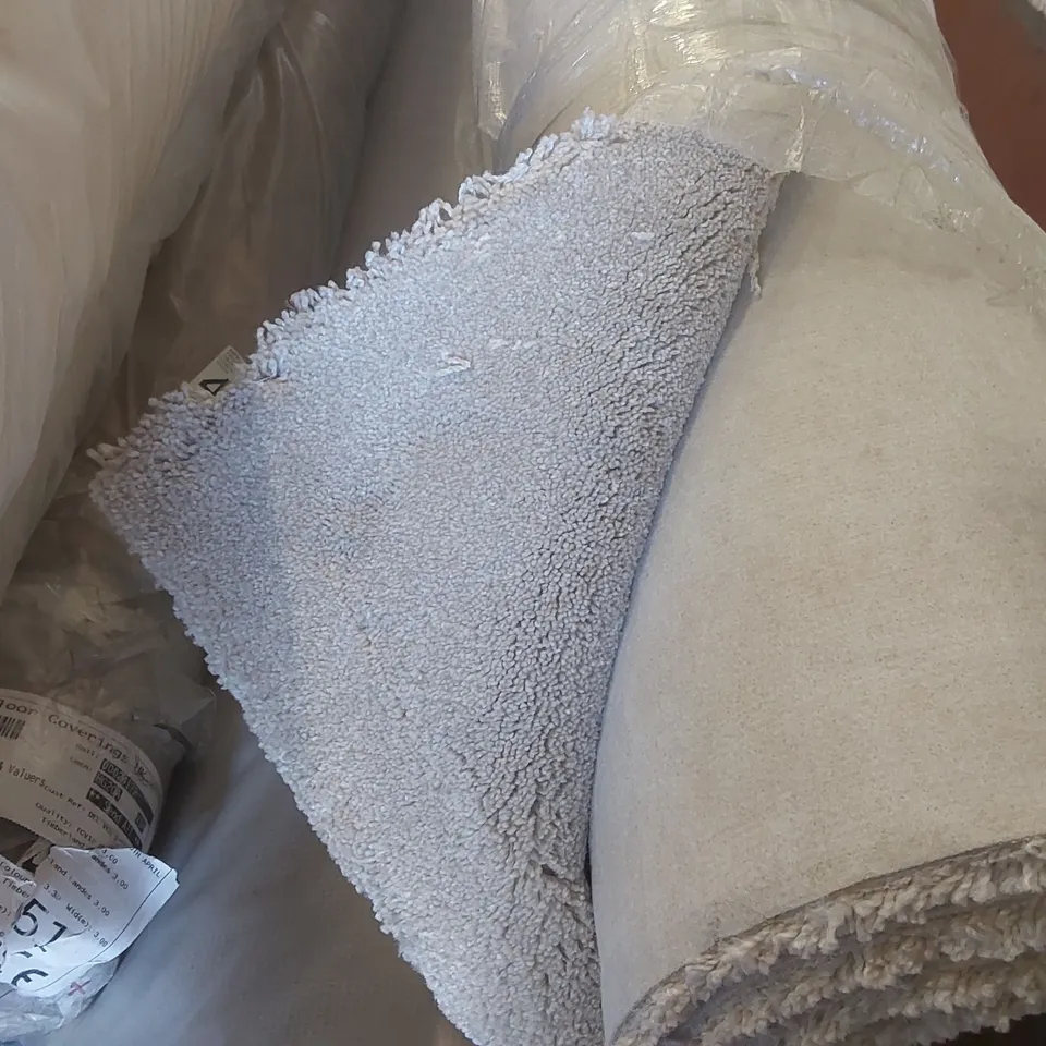 ROLL OF QUALITY KESARI ICE CASCADE CARPET - APPROXIMATELY 3.45 x 4m