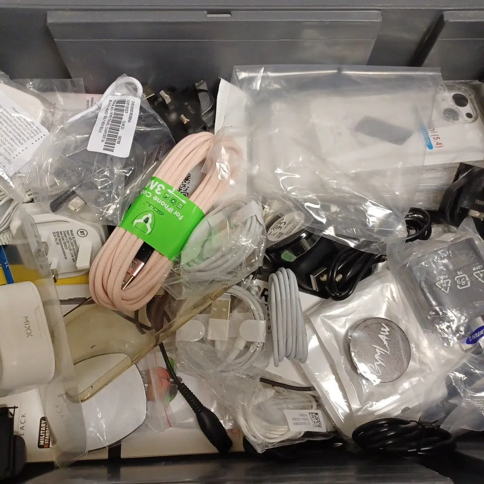 BOX OF APPROX 15 ITEMS INCLUDING ASSORTED PHONE CASES, CHARGING CABLES AND SCREEN PROTECTORS FOR VARIOUS PHONES