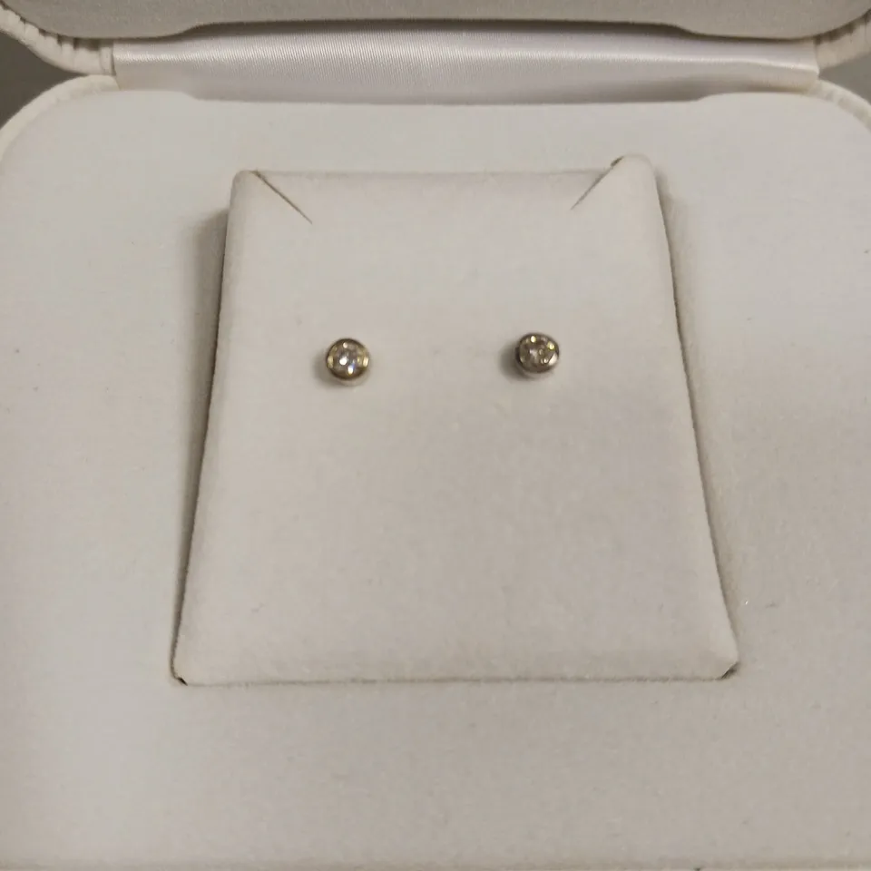 PAIR OF WHITE GOLD STONE STUDDED EARRINGS 
