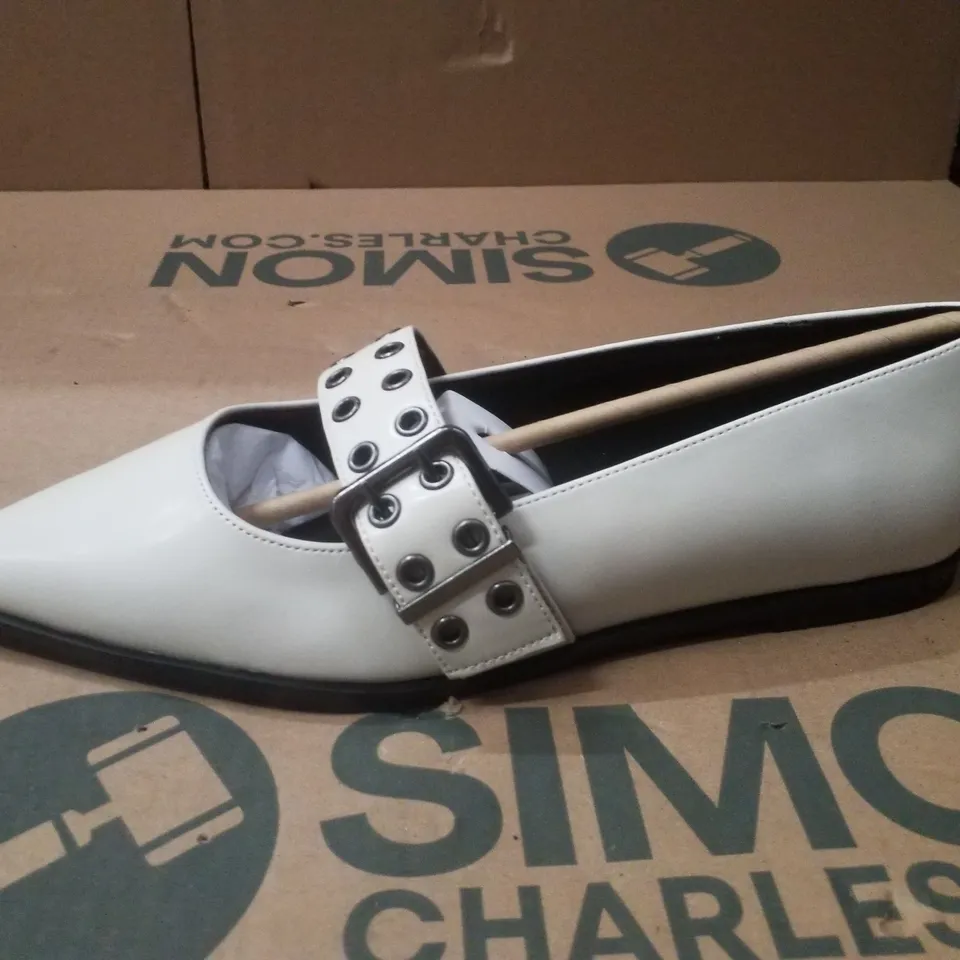 BOX CONTAINING APPROXIMATELY 9 PAIRS OF BRAND NEW SIMPLY BE ECRU EXTRA WIDE OLSO FLATS - SIZE 8