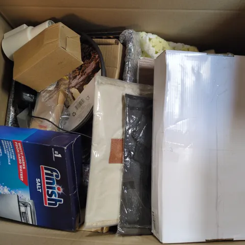 APPROXIMATELY 20 ASSORTED HOUSEHOLD PRODUCTS TO INCLUDE CAKE TIN, FINISH SALT, MINI SHOULDER PADS, ETC - COLLECTION ONLY
