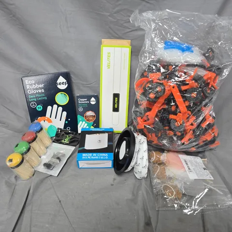 APPROXIMATELY 12 ASSORTED HOUSEHOLD ITEMS TO INCLUDE WEIGHTLIFTING STRAPS, ECO RUBBER GLOVES, COPPER SCOURERS, ETC