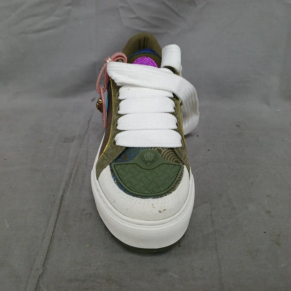 PAIR OF HURT GEIGER SHOES IN DARK SAGE/MULTI SIZE EU 40