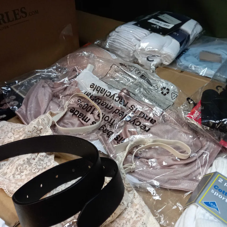 LOT OF APPROX. 15 ASSORTED CLOTHING ACCESSORIES  IN VARYING SIZES/COLOURS/STYLES TO INCLUDE: THERMAL SOCKS, BRA'S, BELTS