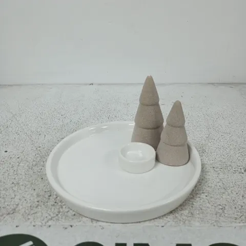 THE CHRISTMAS GIFT CO 21CM CERAMIC CANDLE TRAY WITH CHRISTMAS TREES