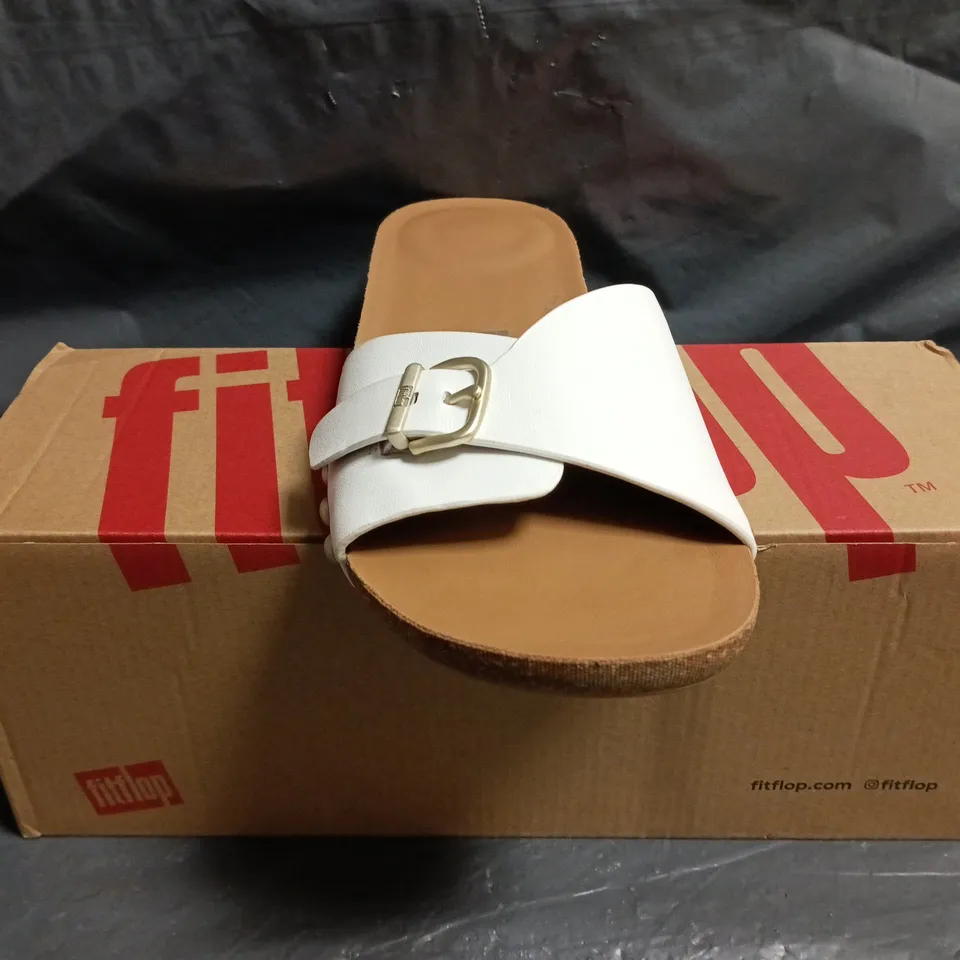 BOXED PAIR OF FITFLOP IQUSHION ADJUSTABLE BUCKLE LEATHER SLIDES IN WHITE SIZE UK 6