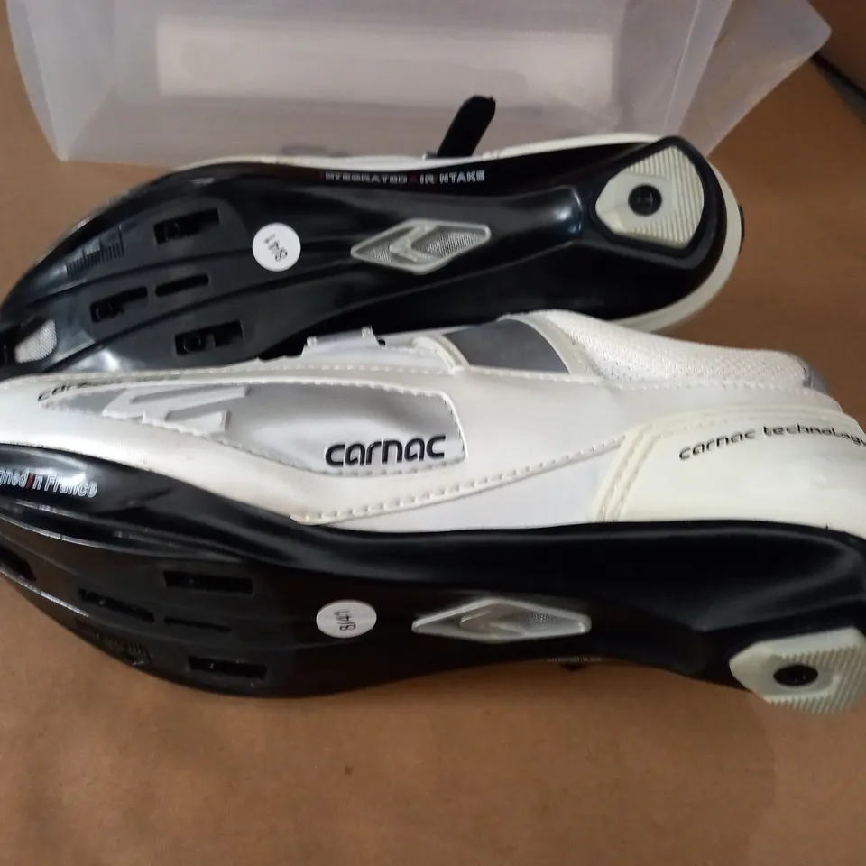 PAIR OF CARNAC NOTU CYCLING SHOES IN WHITE SILVER - FR 41 US 8